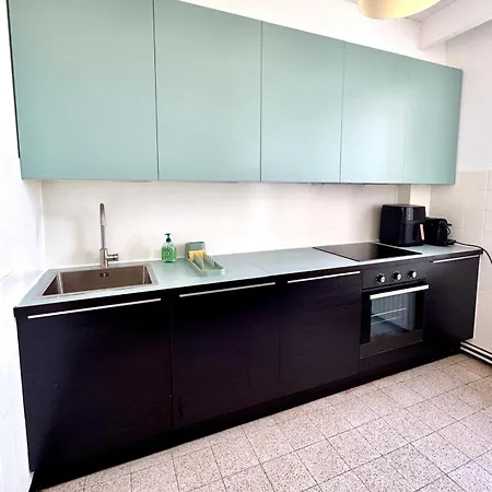 Charming Light-filled Near Station Apartment *